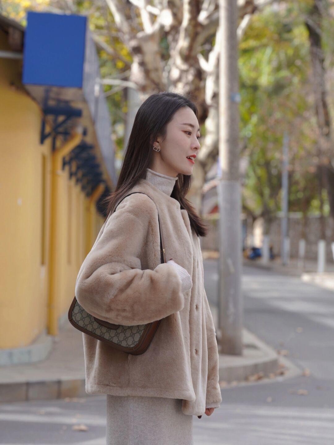 毛毛外套还流行吗,很流行的羊羔毛外套搭配