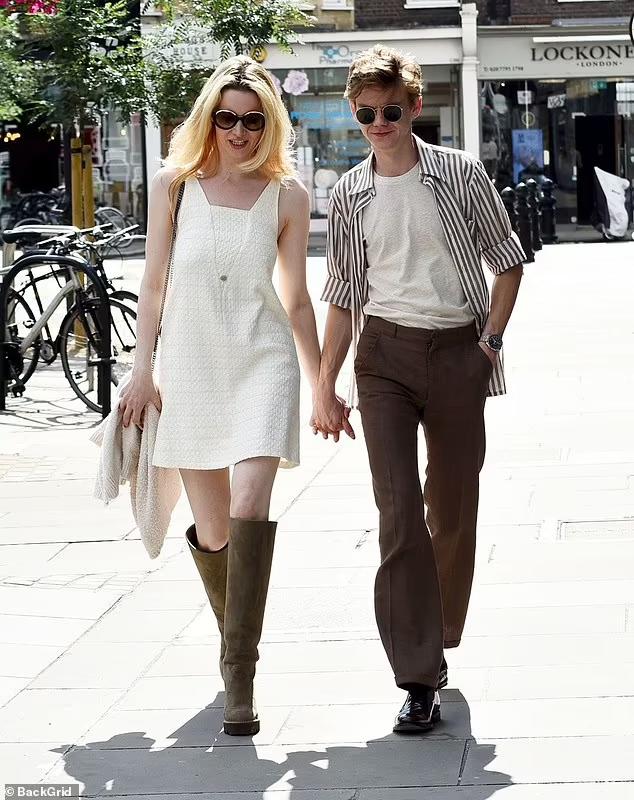 两次甩掉马斯克，绝美女星和英国最帅童星官宣！甜到像拍偶像剧