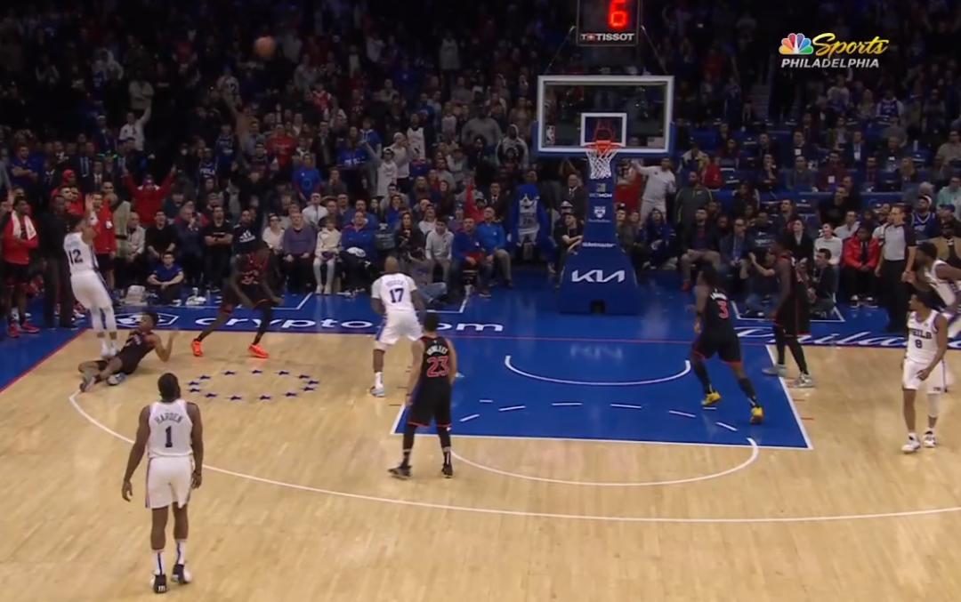 连续吹3个进攻犯规,垫脚三分投篮怎么判罚