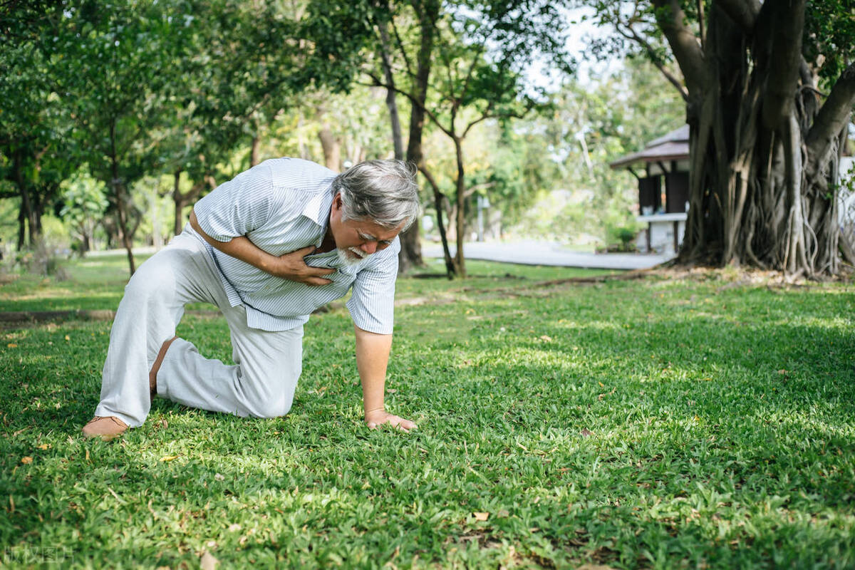 女性右侧胸部侧面疼痛是什么原因,50岁女性胸部疼痛是怎么回事