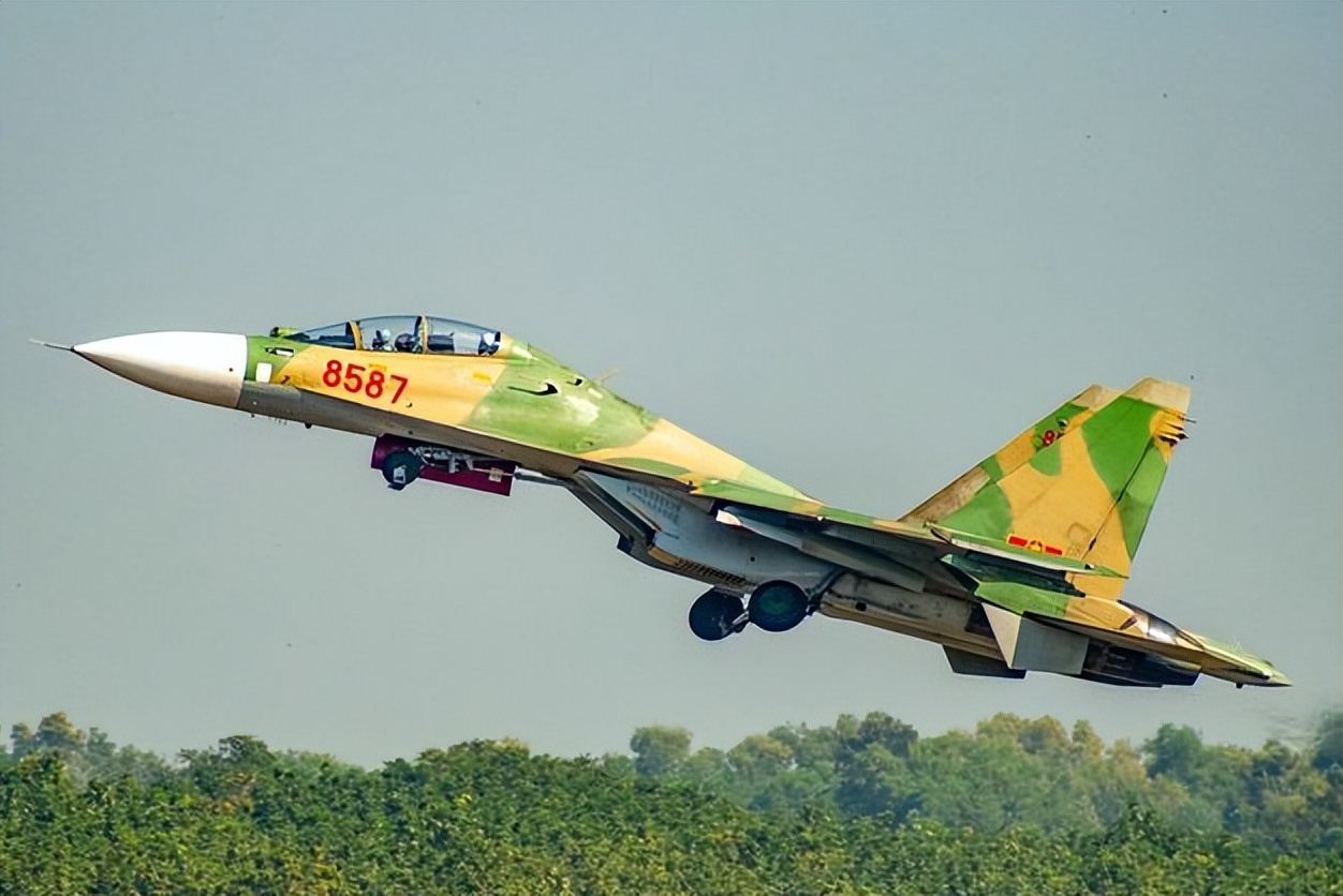 越南*队军**变*火军**商，女军官背LV包炫富，坍塌式腐败成世界之首