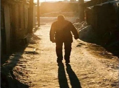 多想拉住父母的手,爸爸我多想再牵你的手作文