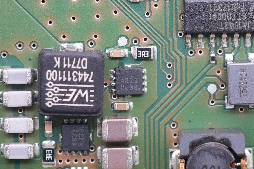 宝马5系无线充电拆解,宝马5系充电器怎么拆