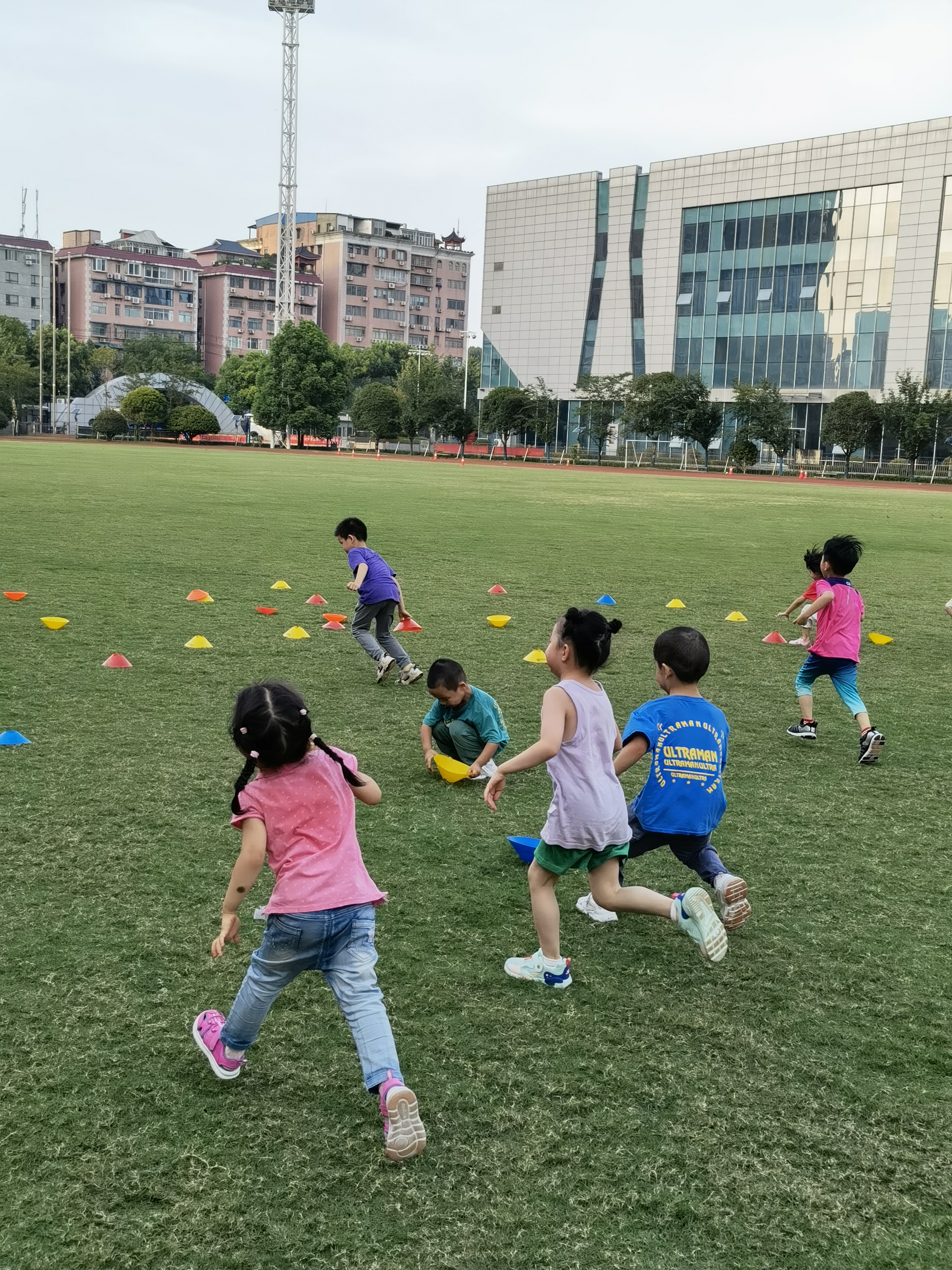 幼儿园孩子有必要报兴趣班吗,小孩从小就报兴趣班好吗