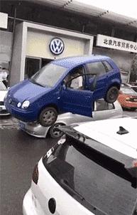 “老婆出差在宾馆给我发照片，桌子上那个是胶水吗？”哈哈哈哈