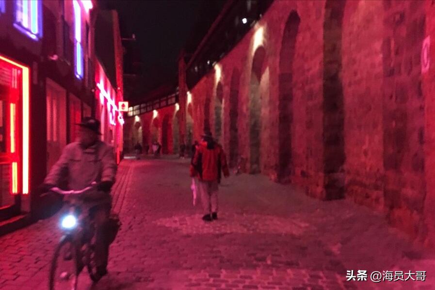 船员航行至德国，原本去逛街，误打误撞去了德国*灯区红**，险遭驱赶