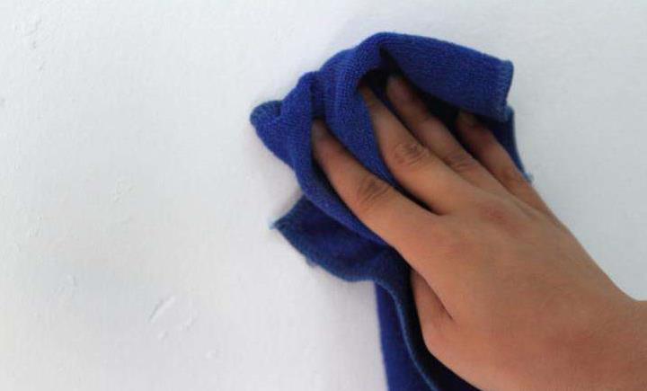 家里白墙被小孩画脏了怎么办,家里的白墙脏了刷乳胶漆可以吗