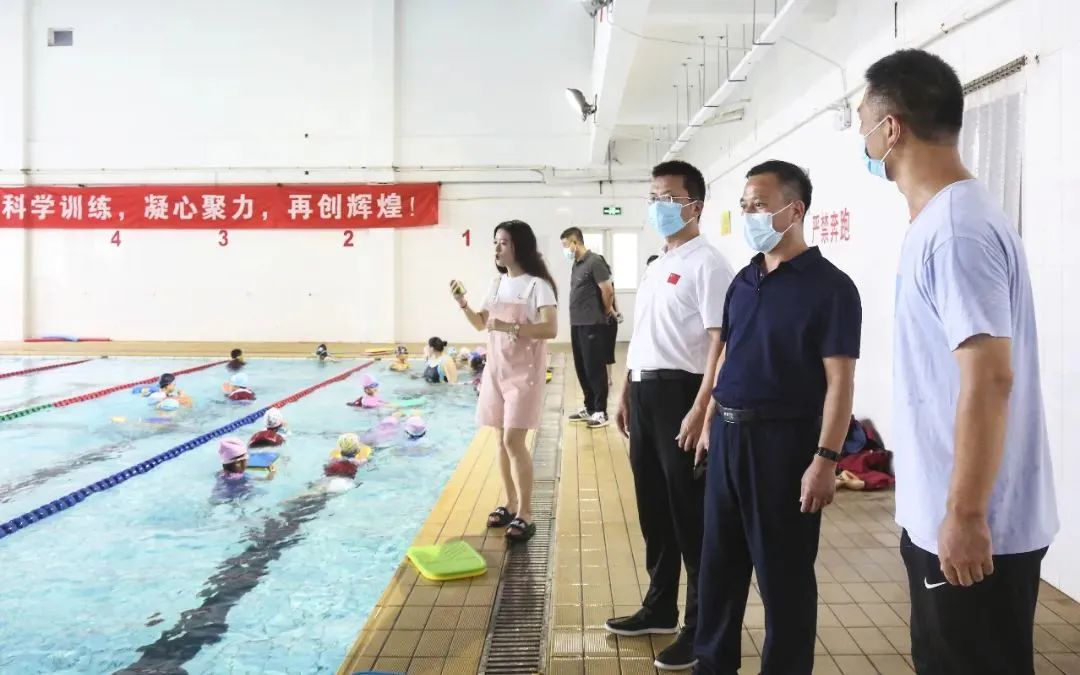 羡慕了！江苏一地16所学校试点开设游泳课程