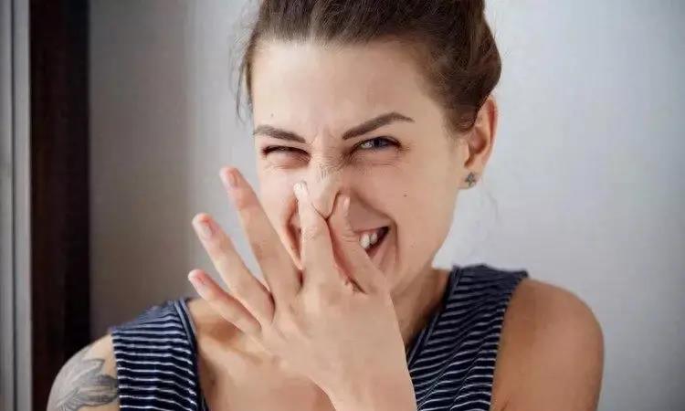 我35岁，与网恋女友首次见面，闻到她*处私**有股酸奶味，正常吗？