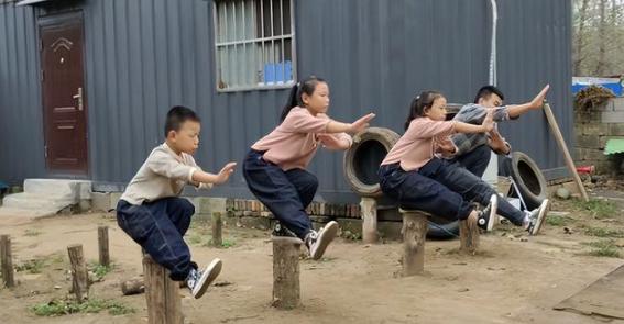 江苏80后爸爸带三个孩子练武术,父亲带三个孩子练武术基本功