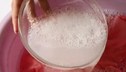 洗衣粉泡衣服一块白一块黄怎么办,衣服发黄用什么洗衣剂能洗白