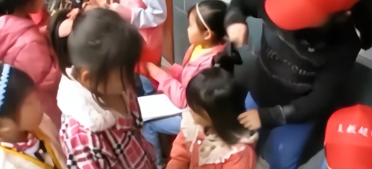 被骂上热搜的“卫生巾”，月经羞耻吗？怎么来个例假就羞耻了呢