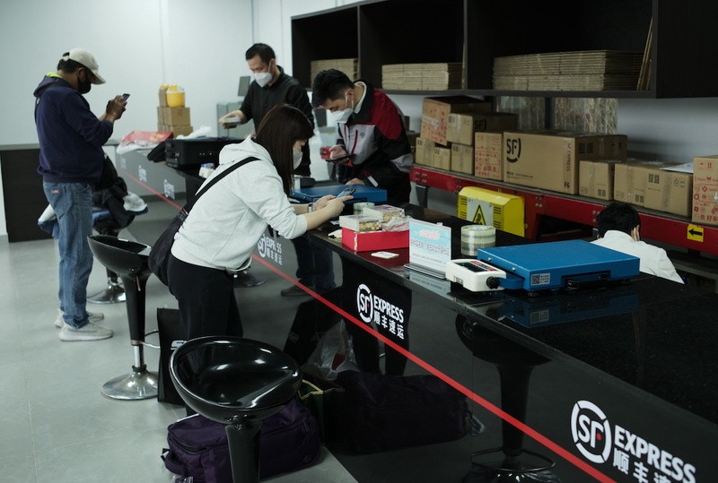 人民日报点评快递春节不打烊,口岸畅通货运忙中新网