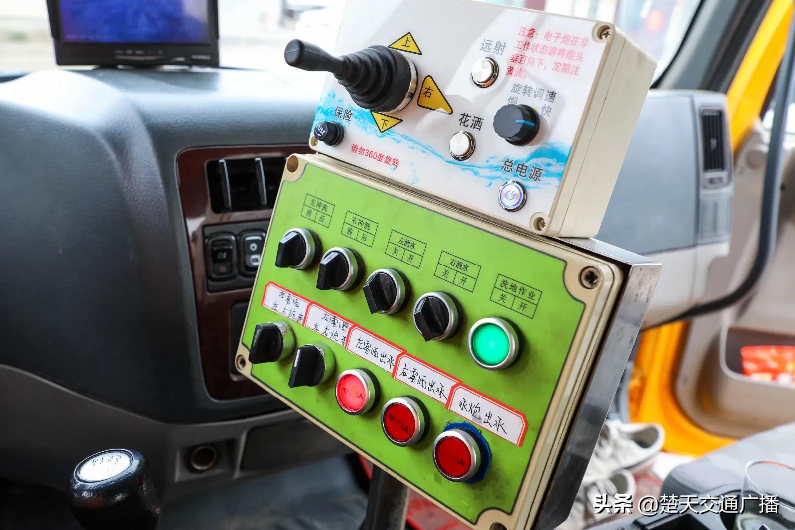 对喷溅扰民说“NO”！武汉市汉阳环卫创新技改洒水车，提升作业精细化水平