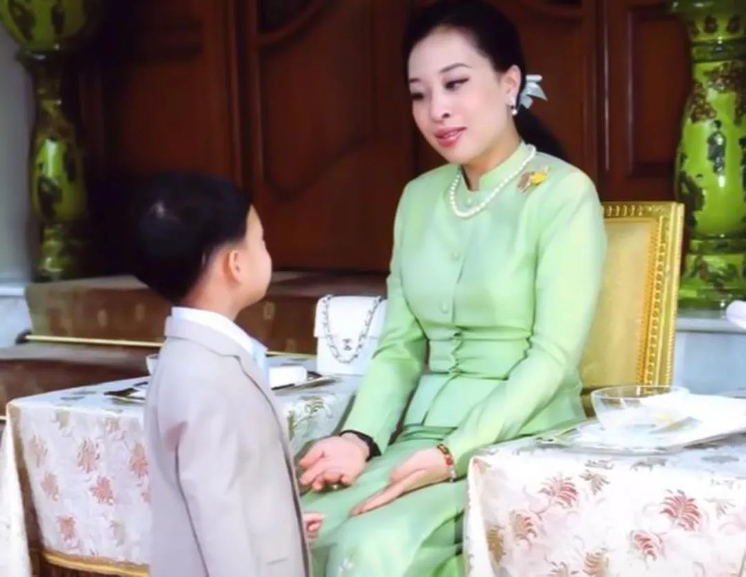 帕查拉和提帮功姐弟情深，相差27岁毫无代沟，相互拥抱感动千万人