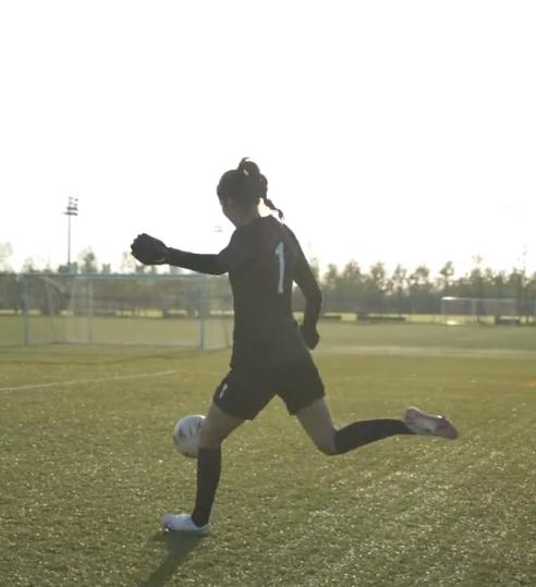 赵丽娜退役当网红,中国女足门将赵丽娜退役