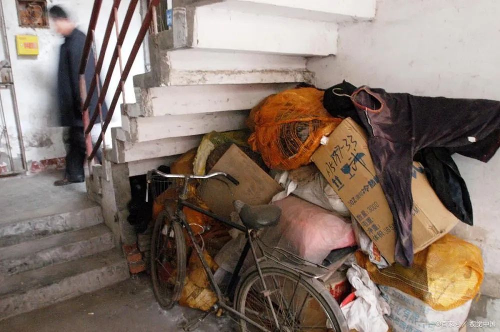流浪老人在街边捡垃圾,流浪西安的老人