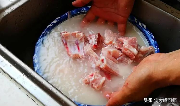 排骨直接焯水，难怪又腥又柴！记住3步，不管咋做都鲜嫩，香喷喷