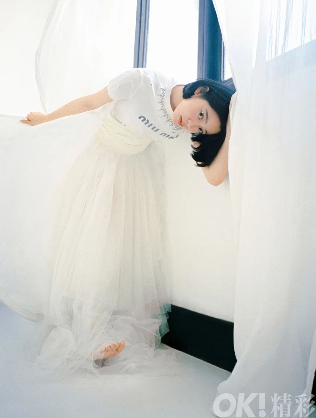 杂志封面最近流行高糊风？！网友吐槽：认不出！拍了个寂寞似的…