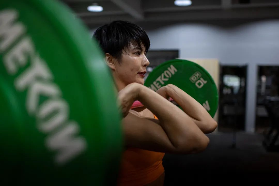 知名女演员想更具女人味接受隆胸手术，曾夺得拳击世界冠军