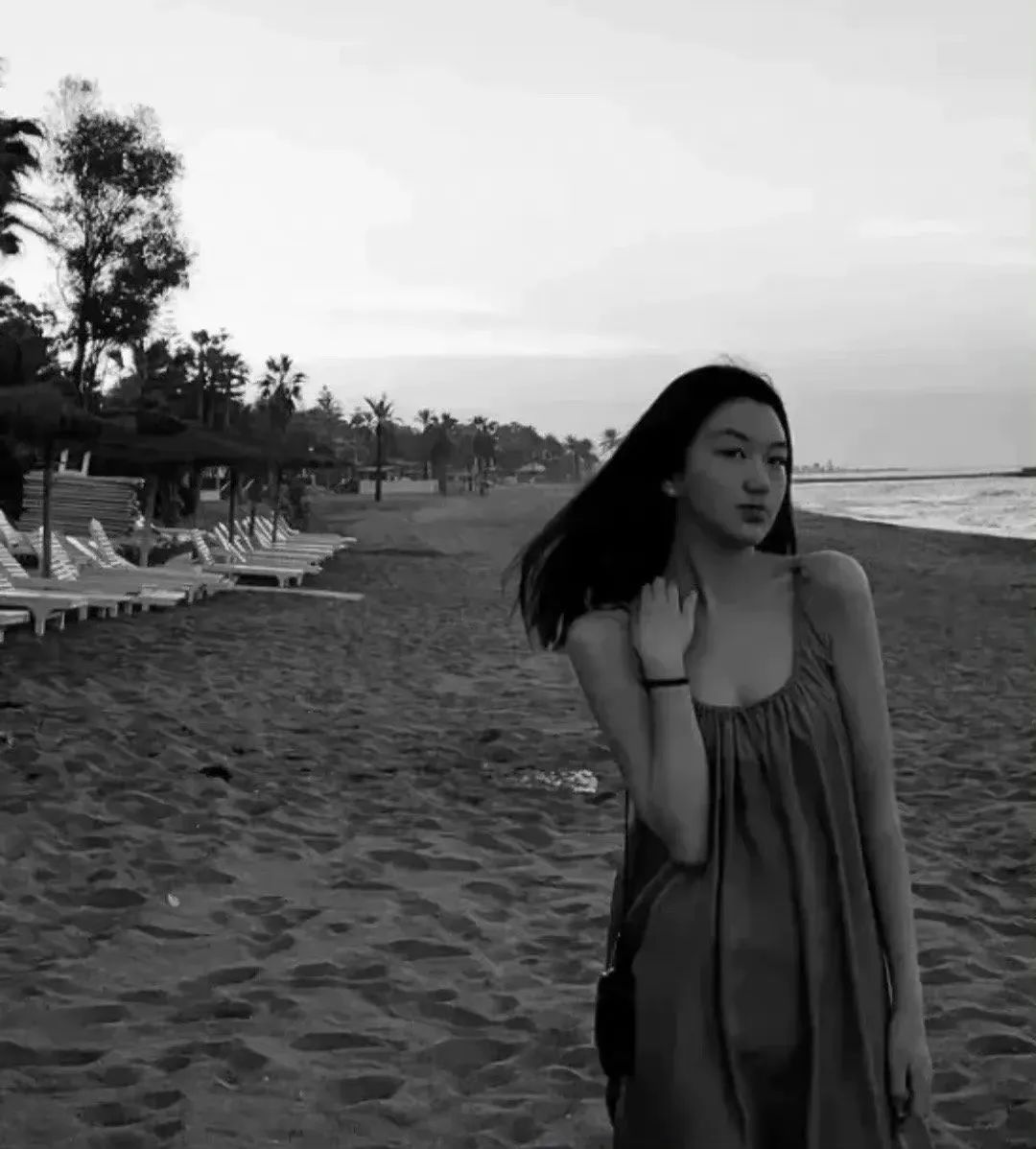 有一种尴尬叫“星二代玩性感”，*裤底**胸部全露，让明星父母都脸红