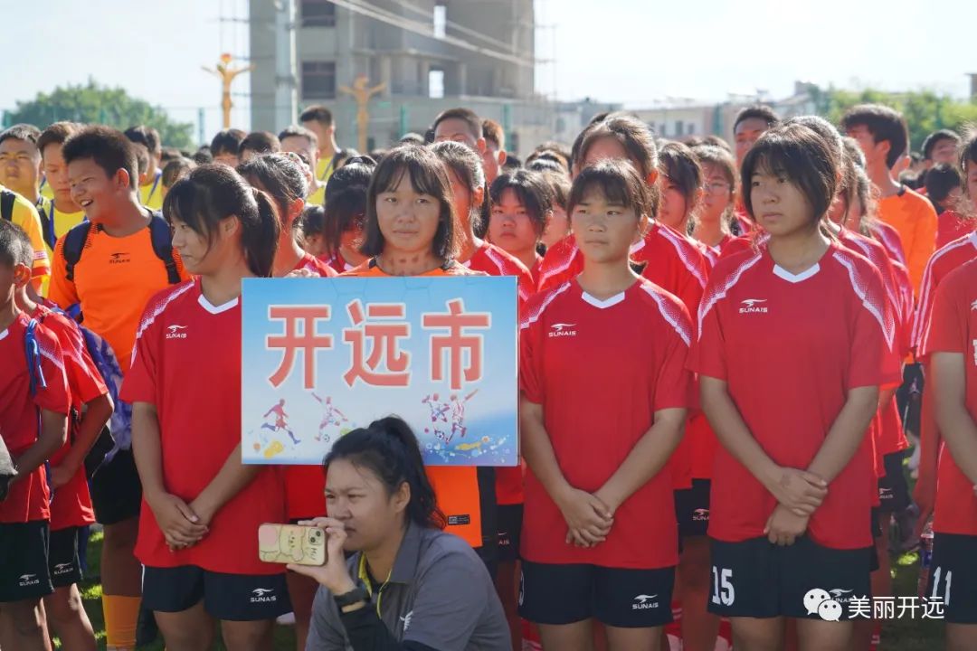 看着赛场上意气风发的少年,赛场上飞奔的少年挥洒着汗水