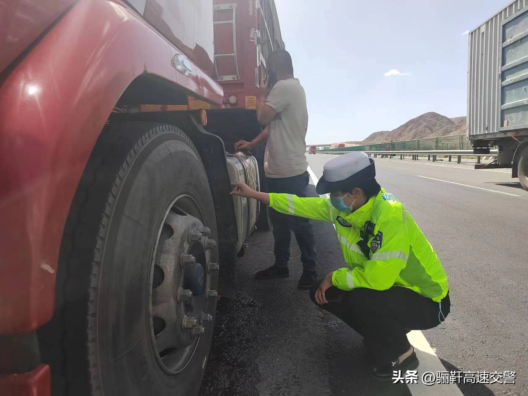 除隐患查违法保安全,消除隐患保平安民警夜查