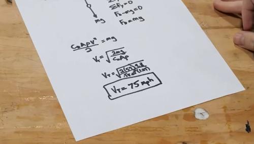 鸡蛋从100米高空落下怎样,鸡蛋怎样从高空中掉下来不碎