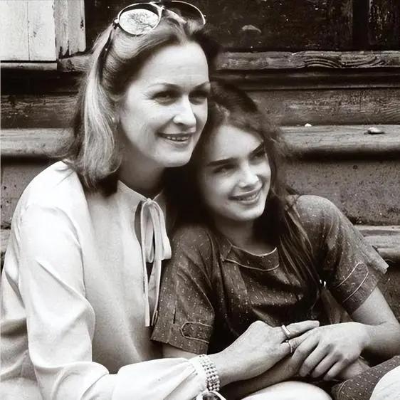 波姬·小丝：我10岁全裸出镜，20岁仍是完璧之身，往事已不堪回首