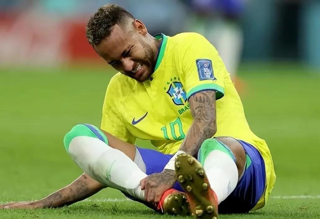 c罗赛场上和人打架,为什么赛场上的c罗总是穿长袖