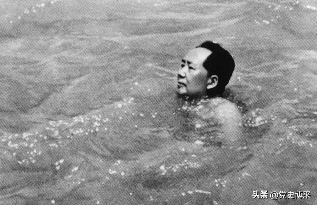 意境深远，哲理深邃，毛主席的《水调歌头•游泳》堪称《浪淘沙•北戴河》的姊妹篇