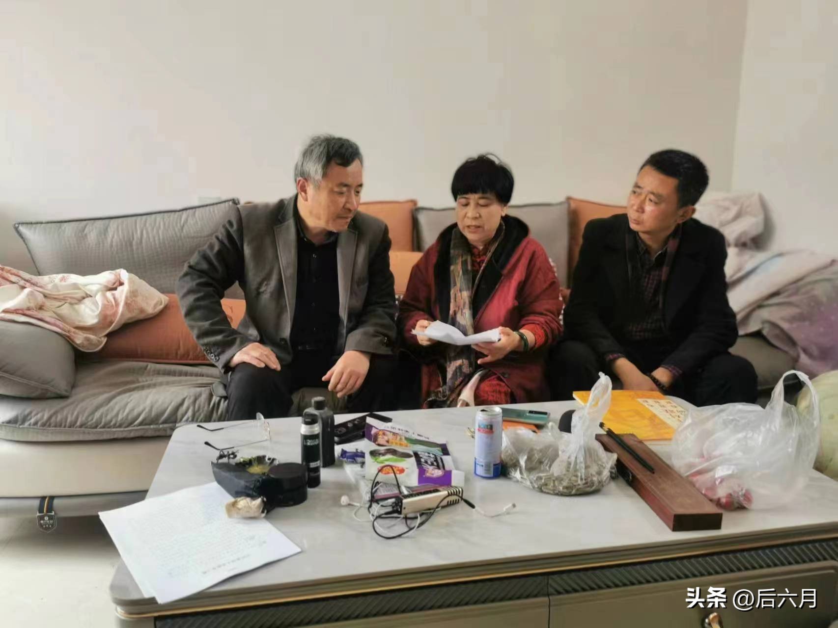 缅怀烈士诗歌朗诵照片,诗歌朗诵革命烈士永垂不朽