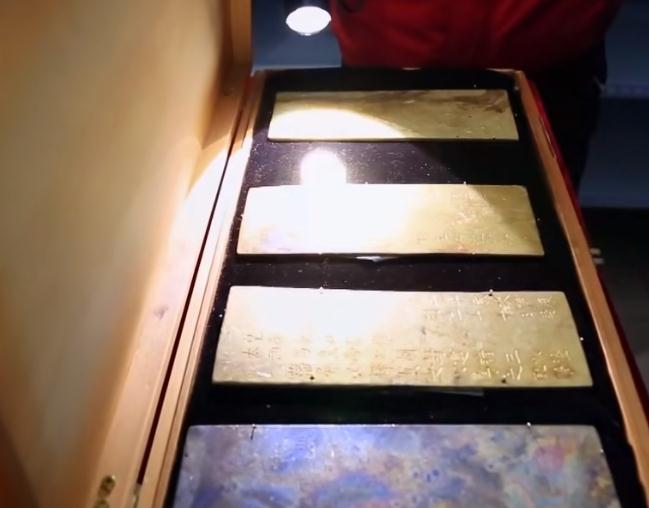 男子在江中捡到金锭,村民河边捡到金子价值3亿