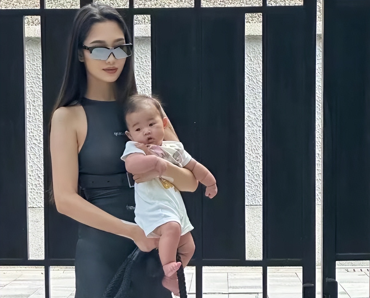 周末2天6个瓜！一线女星傍大佬，TVB视后陪睡，李双江带儿子移民