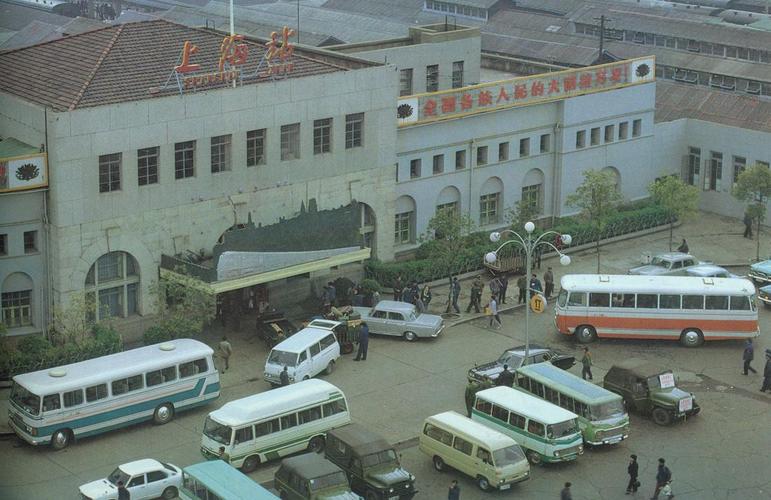 八十年代的上海老照片,踩在东海沿岸闪耀着无与伦比的繁荣骄傲