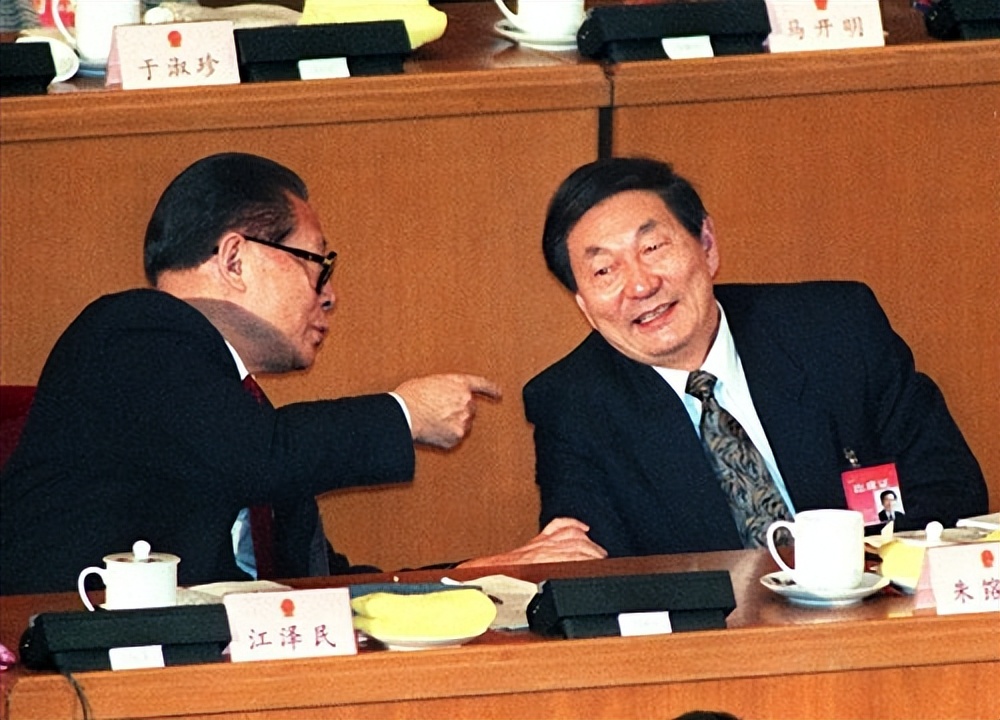 1998年，*镕基朱**反腐遭人质疑，江同志：*党**就是你的后盾