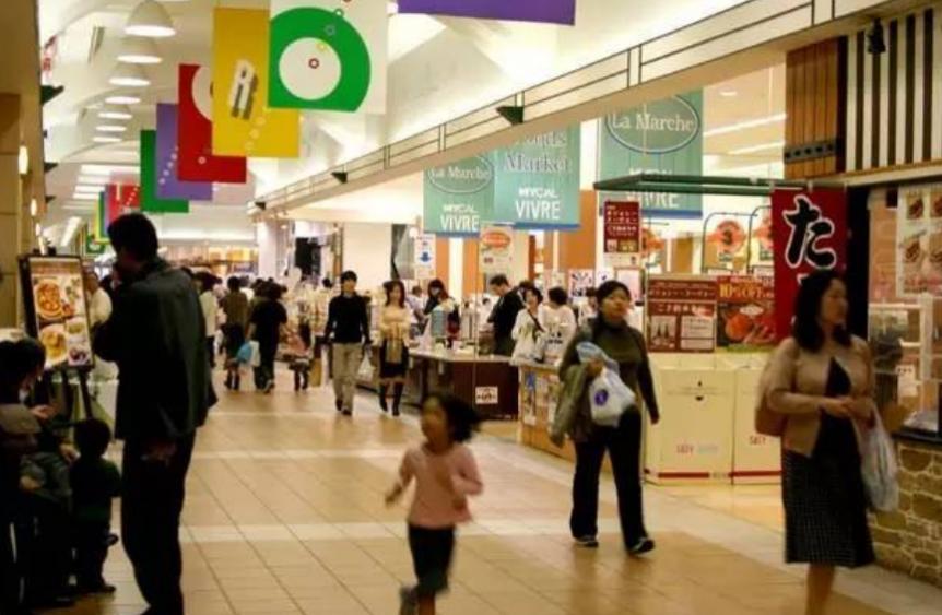 韩国商场图一天营业额，致1500人瞬间被活埋，幕后黑手到底是谁？