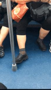 “姑娘，你知道衣服上的字是什么意思吗？”哈哈哈自信的姑娘最美