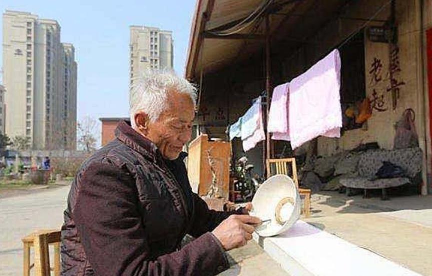 当年那个扬言100亿补偿也不卖房的河南村民，如今成了博物馆馆长