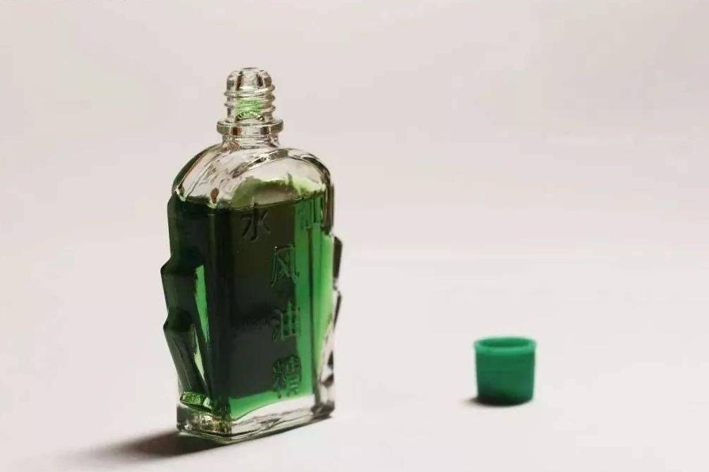 男性风油精滴肚脐一个月后的变化,男人睡前肚脐抹风油精有什么功效