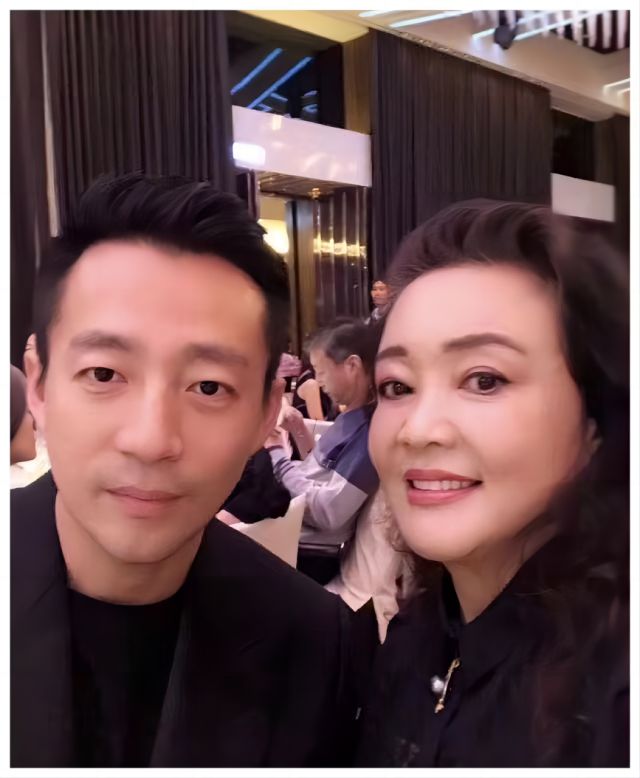 张兰跟大s到底是怎么回事,张兰和大s妈妈谁更厉害