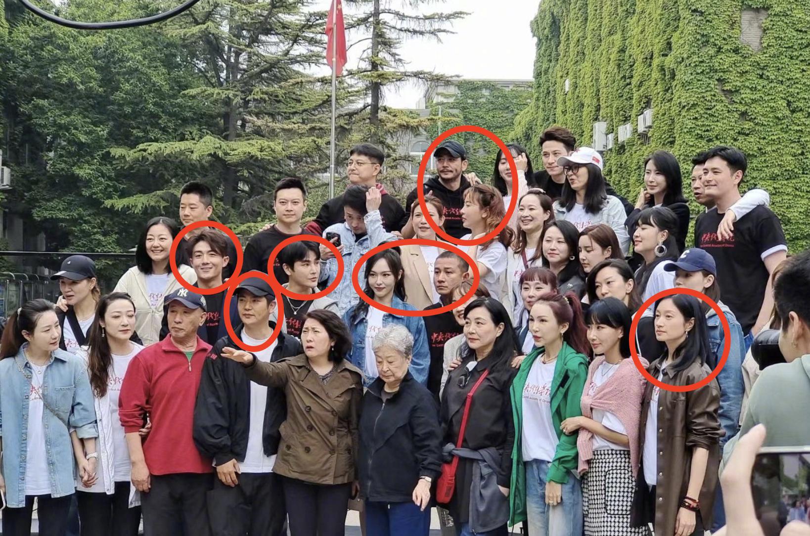 白百何近照曝光喝酒抽烟动作娴熟,白百何最邋遢的一次走红毯