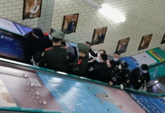 东单火爆现场,东单路口堵车原因