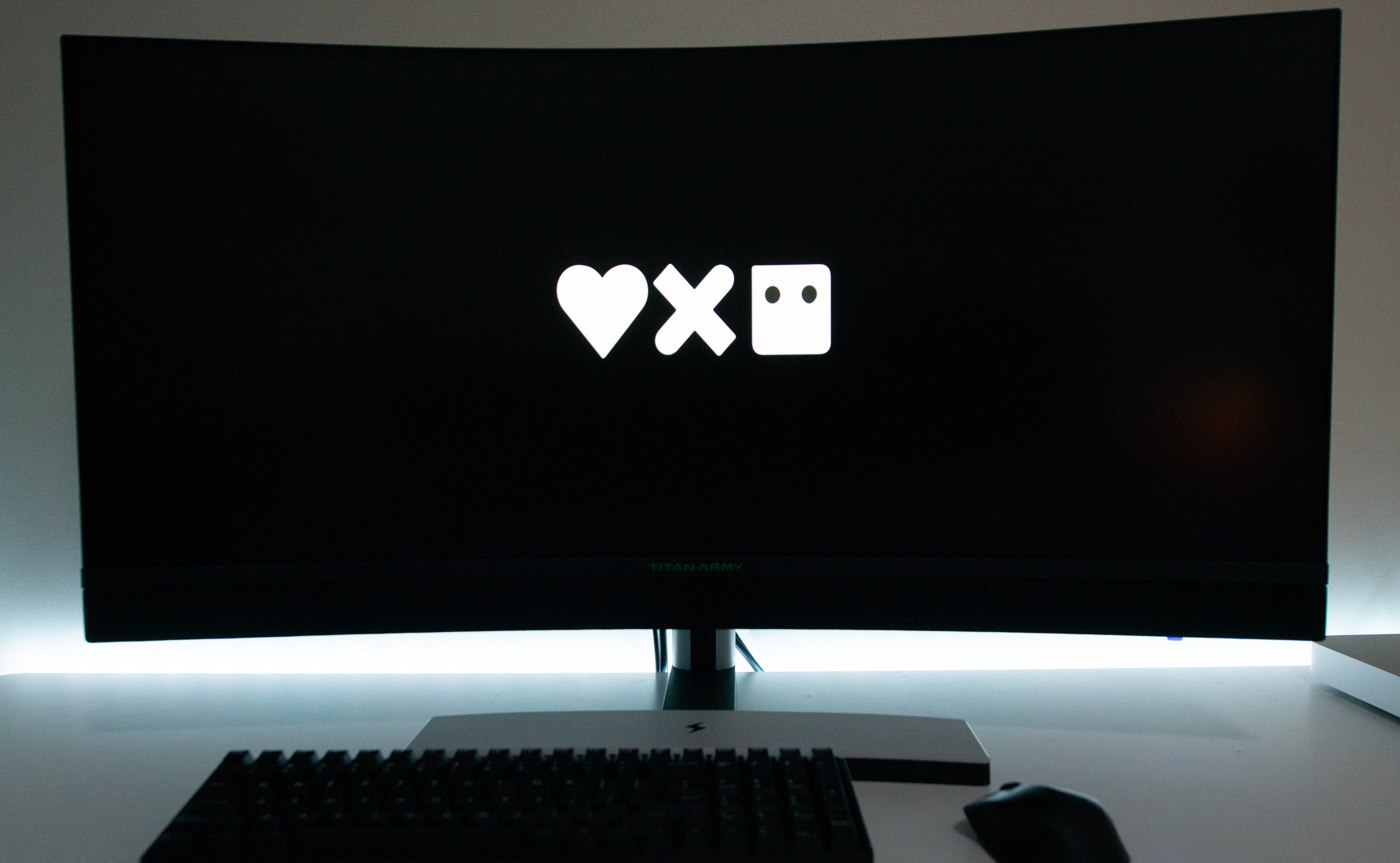 带扬声器和麦克风的显示器,带喇叭和麦克风的显示器