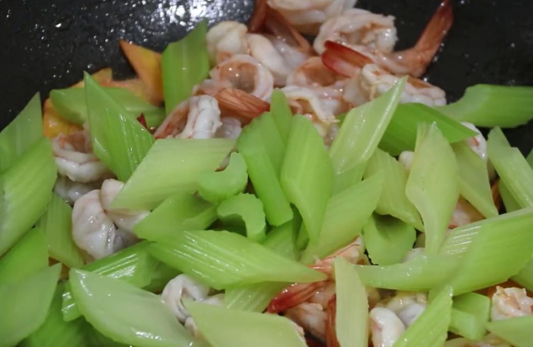 既能补水又能保护视力的食物,保护视力多吃含有什么的蔬菜呢