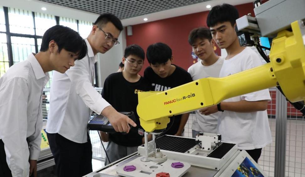 细数职校发财之道:为招生打擦边球,职业学院赠学生每人一台苹果14