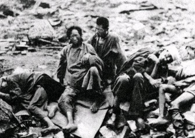 *京大南***杀屠**幸存者真实回忆:我躺尸体堆里装死,一声不吭挨了5刀