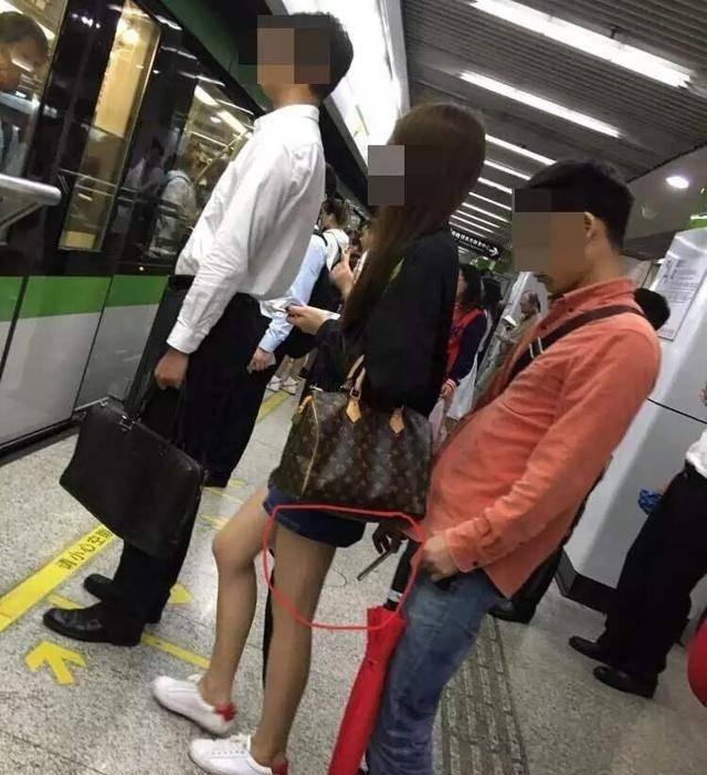 上厕所被拍*处私***底卧**记者：获取视频如“网购”*拍偷**是一种癖好？