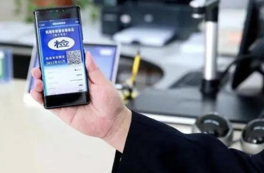 后挡风玻璃有贴纸能过年审吗,后挡风玻璃贴纸免检能过吗