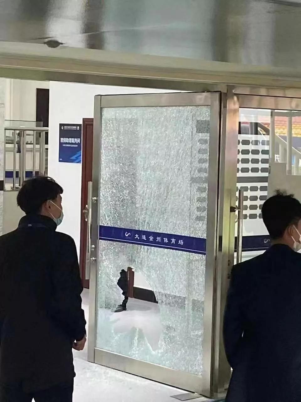 中超开赛四张红牌,中超联赛三张红牌提前吹哨